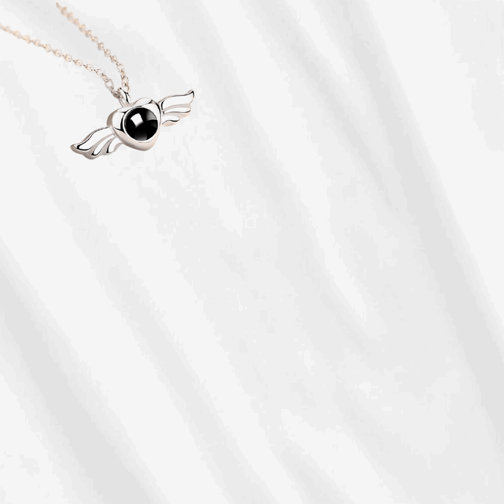 Photo projection necklaces is a new viral. Perfect gift for the one who favors personalized jewelry. The central stone is a treasure box that hides your precious picture and beautiful memories.