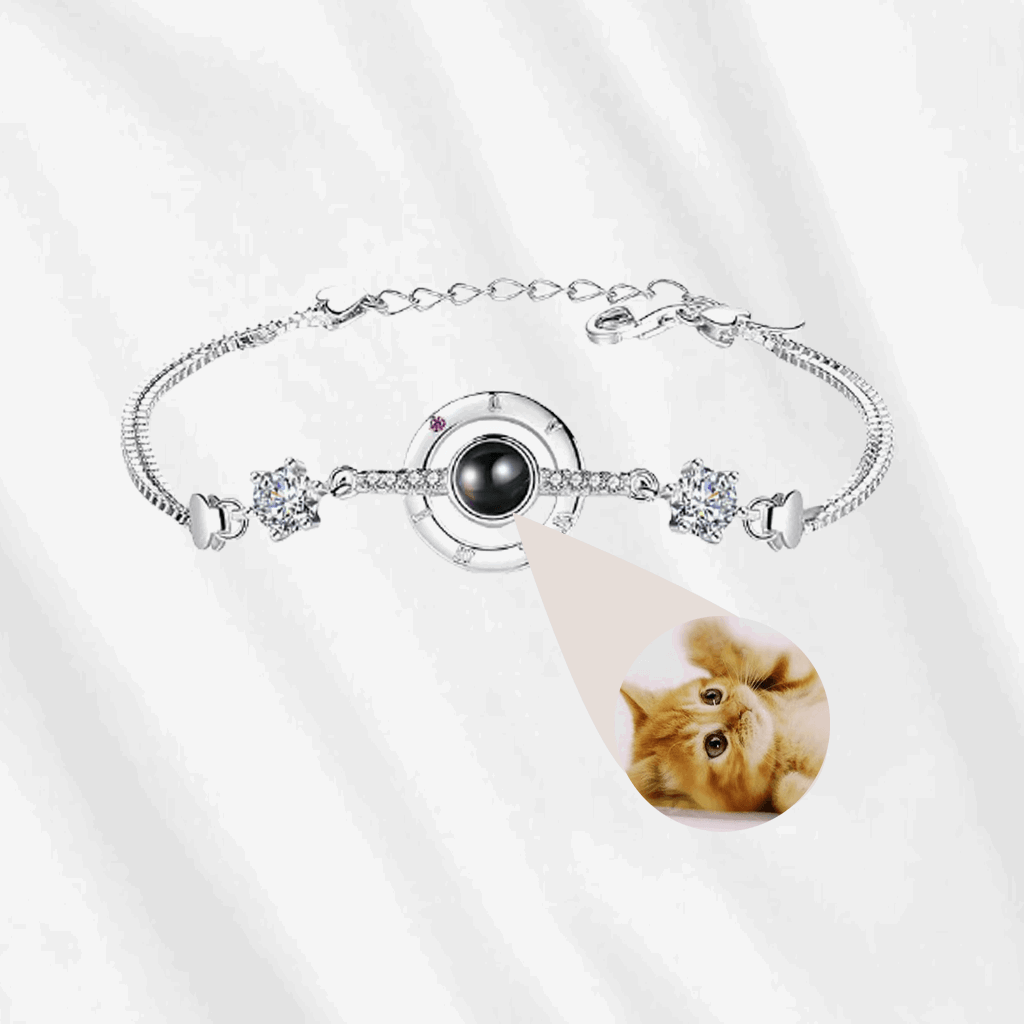 The projection bracelet puts your most precious picture inside its central stone. A perfect, personalized gift to show your love and to preserve memories!