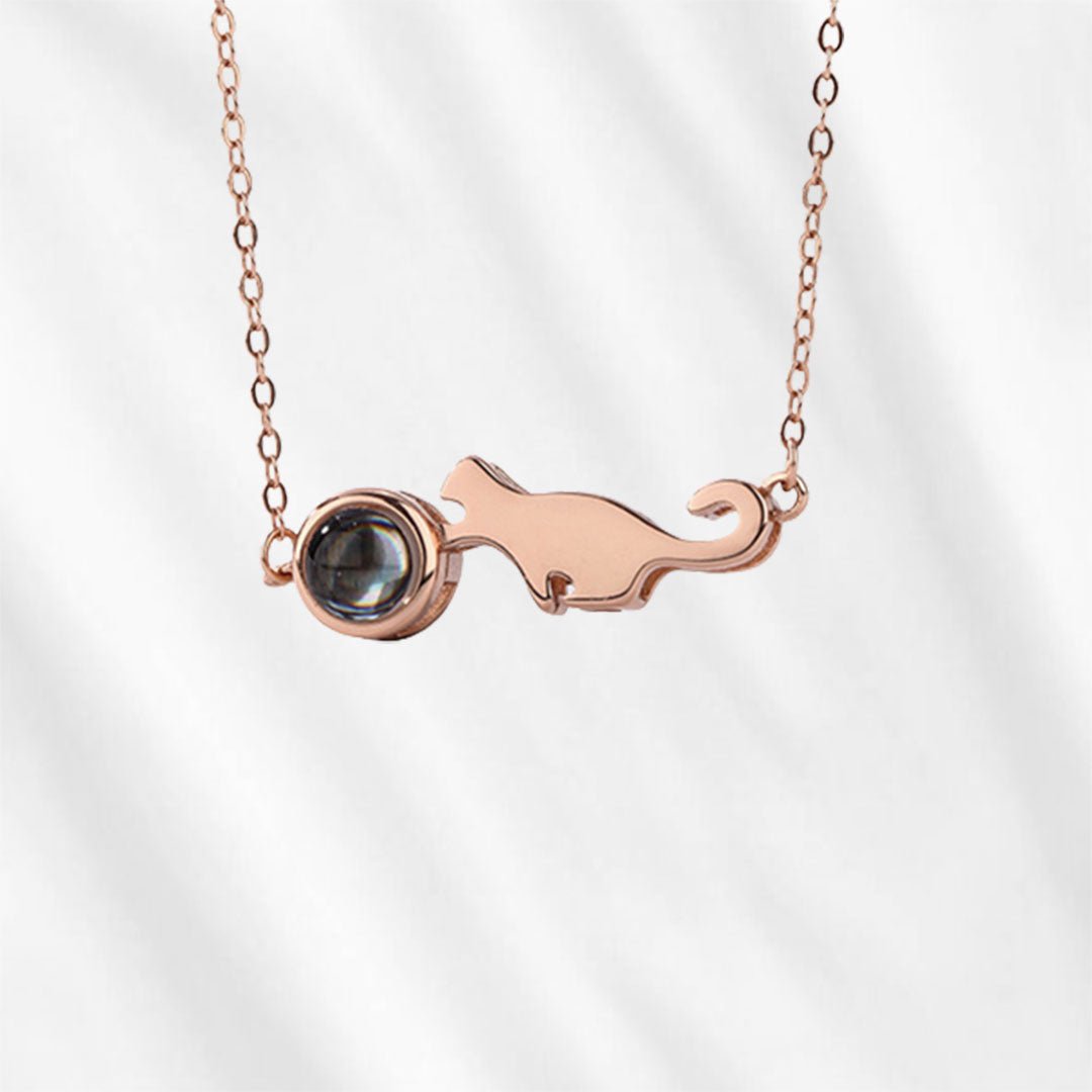 Cats necklace in rose gold as a personalized gift.