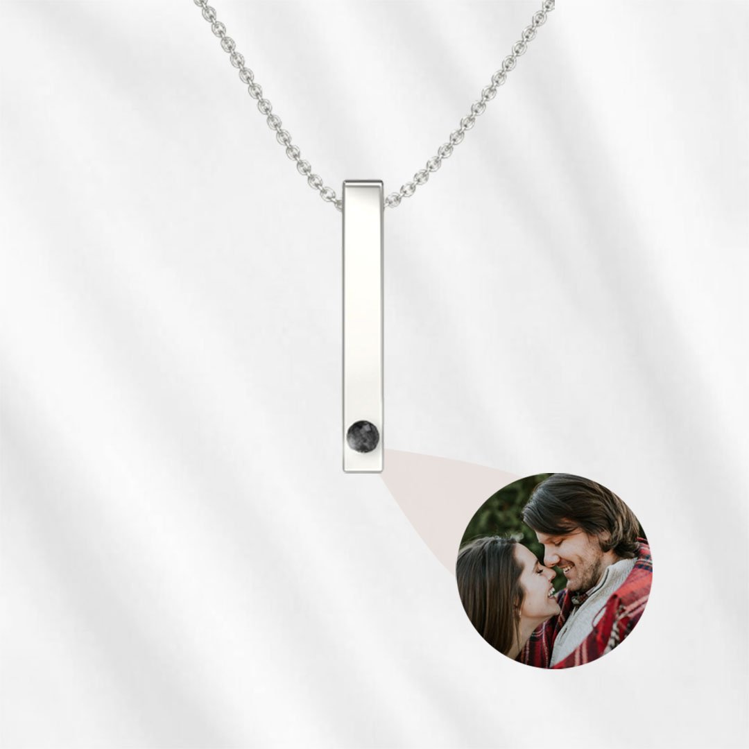 A bar projection necklace for him in silver color.