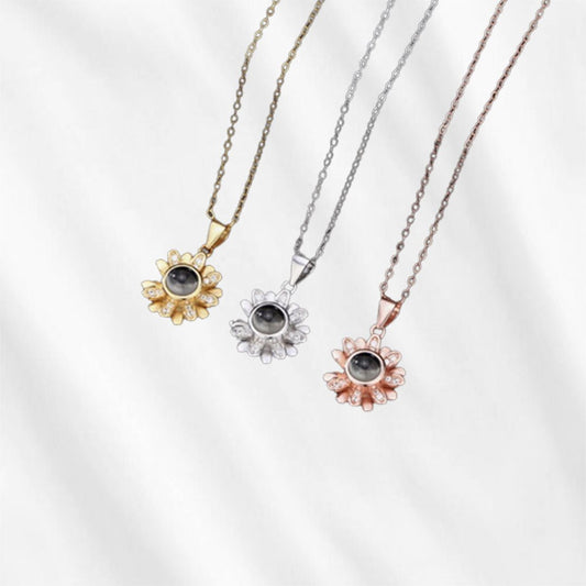 The daisy necklace with hidden picture has three colors.