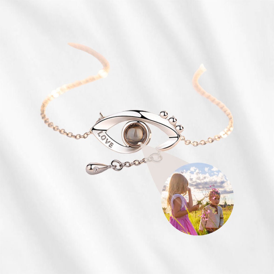 This is an eye pendant projection necklace for people who love the shape.