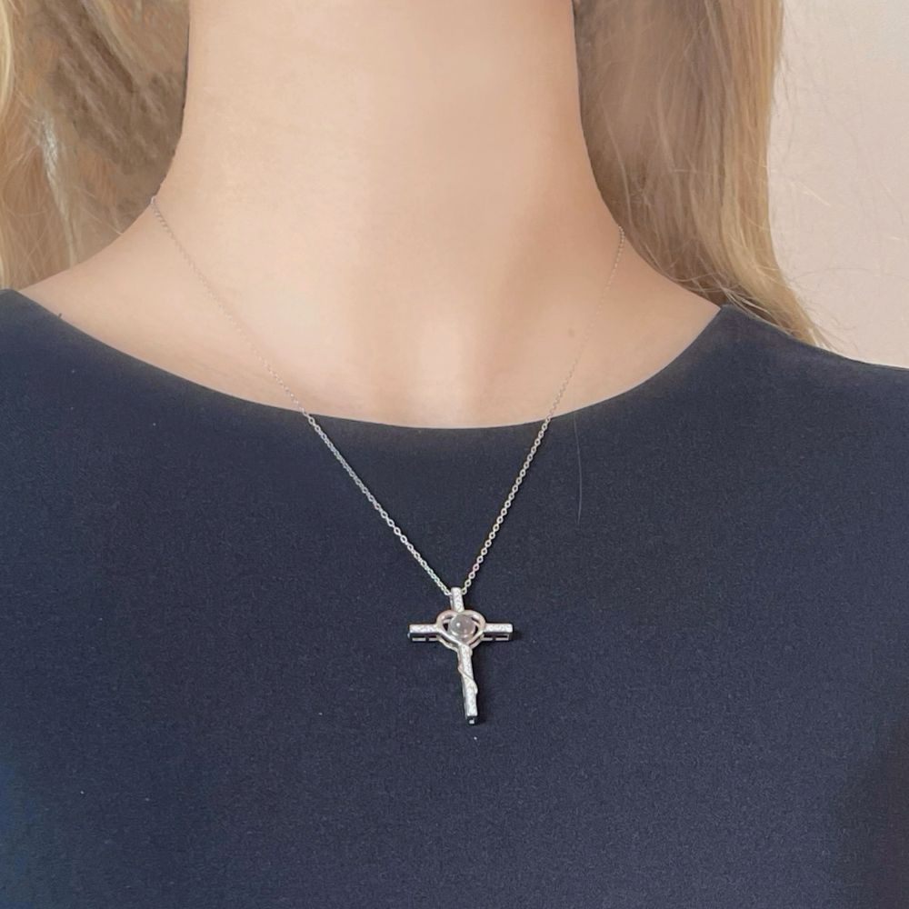 Cross projection necklace